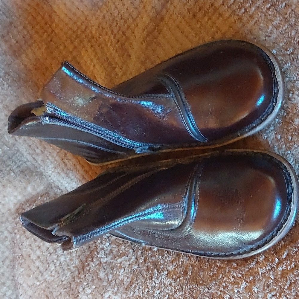 woman's Naot ankle boots